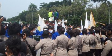 Massa di Patung Kuda Terus Berdatangan, Polisi Pasang Barikade Polwan