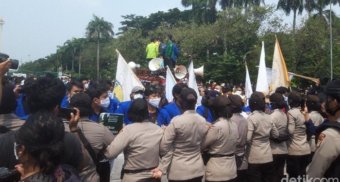 Massa di Patung Kuda Terus Berdatangan, Polisi Pasang Barikade Polwan