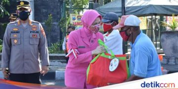 Polwan Salurkan 600 Paket Sembako ke Warga Sidoarjo Terdampak COVID-19