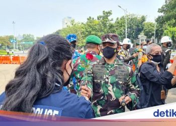 Polwan Ucapkan Selamat HUT TNI dan Bagi-bagi Bunga ke Prajurit di Monas