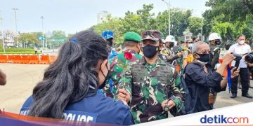 Polwan Ucapkan Selamat HUT TNI dan Bagi-bagi Bunga ke Prajurit di Monas