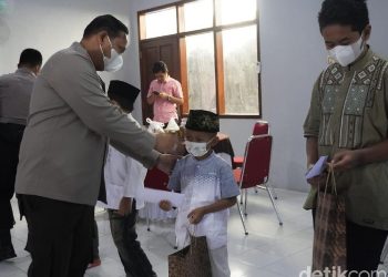 Saat Anak Yatim di Bojonegoro Diajak Doakan Orang Tua dan Diberi Santunan