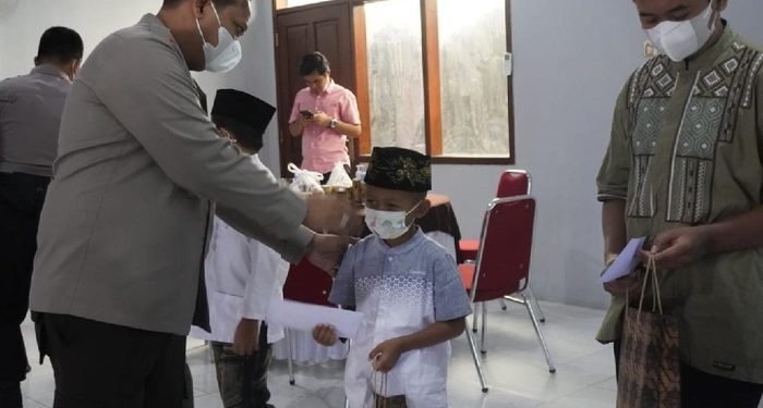 Saat Anak Yatim di Bojonegoro Diajak Doakan Orang Tua dan Diberi Santunan