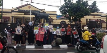 Soroti Kasus Oknum Polisi, Emak-emak di Bandung Gelar Aksi Damai