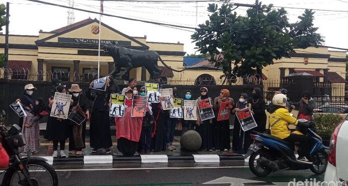Soroti Kasus Oknum Polisi, Emak-emak di Bandung Gelar Aksi Damai