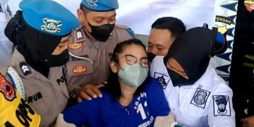Wanita Ini Malah Semaput Saat Rilis Kasus Penggelapan Belasan Mobil