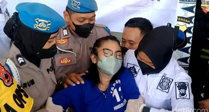Wanita Ini Malah Semaput Saat Rilis Kasus Penggelapan Belasan Mobil