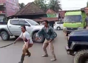 Detik-detik Pria Kejar Polantas Pakai Celurit Gegara Anak Ditilang