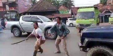 Detik-detik Pria Kejar Polantas Pakai Celurit Gegara Anak Ditilang