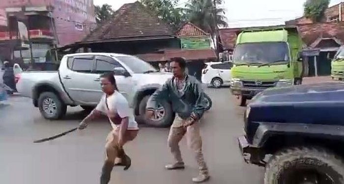 Detik-detik Pria Kejar Polantas Pakai Celurit Gegara Anak Ditilang