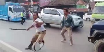 Emosi Bapak Bawa Parang Kejar Polantas Gegara Anak Ditilang