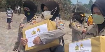 75 Polwan Beri Trauma Healing Korban Erupsi Semeru