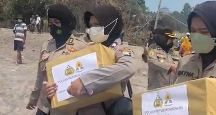 75 Polwan Beri Trauma Healing Korban Erupsi Semeru