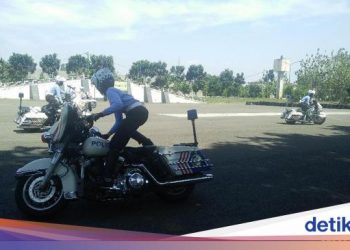 Intip Polwan Latihan Naik Moge