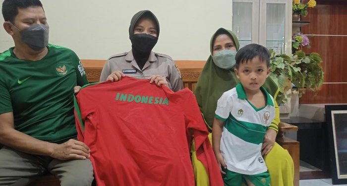 Kisah Cinta Bek Timnas Fachruddin Aryanto dengan Istrinya Seorang Polwan