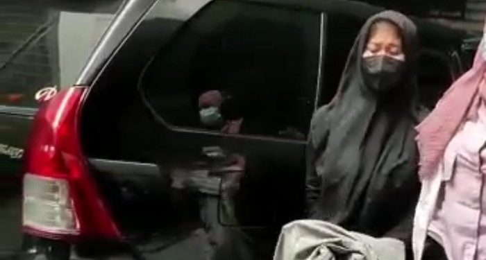 Melihat Lagi Momen Polisi Geledah Kamar Kos Siskaeee