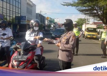Peringati Hari Kartini, Polwan Bagi-bagi Bunga di Banjar