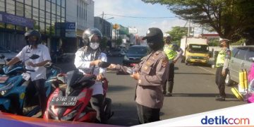 Peringati Hari Kartini, Polwan Bagi-bagi Bunga di Banjar