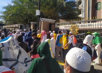 Polisi Serukan Pulang, Massa 212 di Depan Gedung Muhammadiyah Balas Takbir