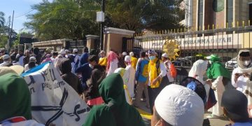 Polisi Serukan Pulang, Massa 212 di Depan Gedung Muhammadiyah Balas Takbir