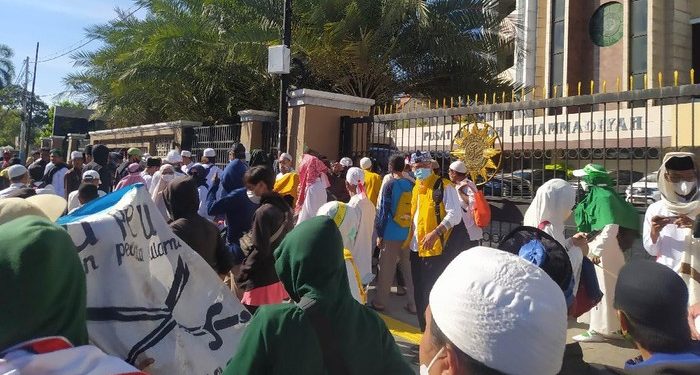 Polisi Serukan Pulang, Massa 212 di Depan Gedung Muhammadiyah Balas Takbir
