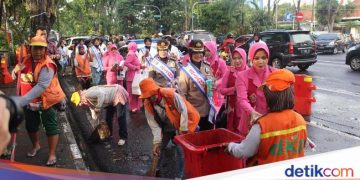 Polwan dan Bhayangkari Bagi Bunga dan Bingkisan di Hari Kartini