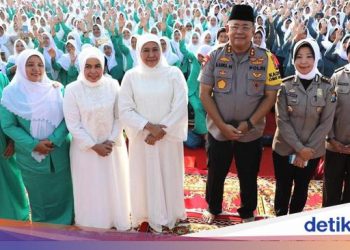 Ribuan Polwan Polda Jatim Berdoa untuk Kedamaian di Indonesia
