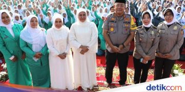 Ribuan Polwan Polda Jatim Berdoa untuk Kedamaian di Indonesia