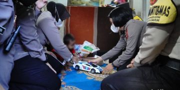 Bocah Korban KDRT Ayah Tiri Dapat  Trauma Healing dari Polisi