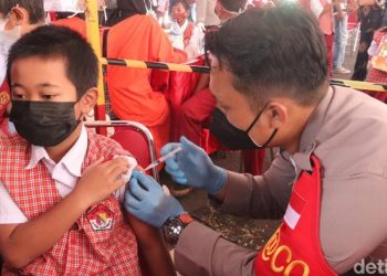 Jurus Polisi Tenangkan Anak yang Takut Divaksinasi COVID-19 di Bandung