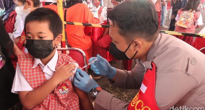 Jurus Polisi Tenangkan Anak yang Takut Divaksinasi COVID-19 di Bandung