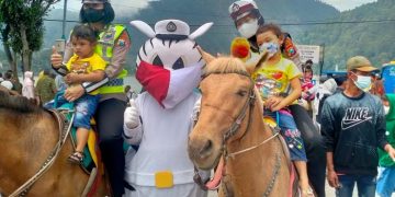 Polisi Kerahkan Polwan Berkuda di Telaga Sarangan Ajak Patuh Prokes