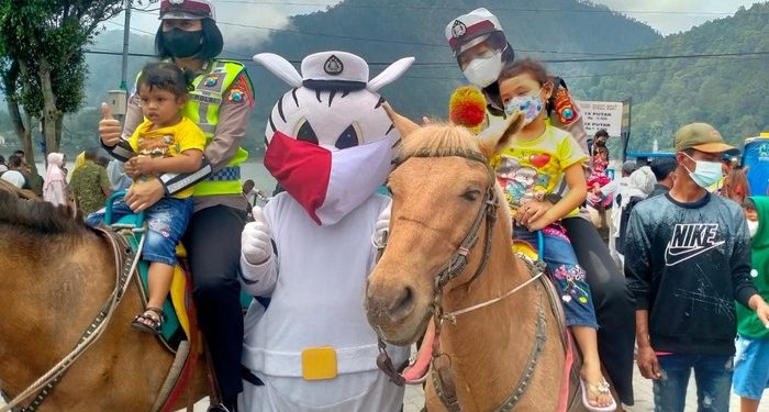 Polisi Kerahkan Polwan Berkuda di Telaga Sarangan Ajak Patuh Prokes