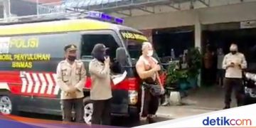 Polwan Singkawang Tetap Berbahasa China Ajak Warga Vaksin Meski Pro Kontra