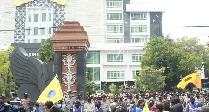 Puluhan Mahasiswa Demo Pemkab dan DPRD Lamongan soal Banjir Tahunan