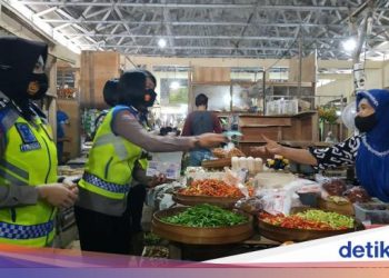 Aksi Srikandi Tangguh Pacitan Sapa dan Bagi Masker di Pasar