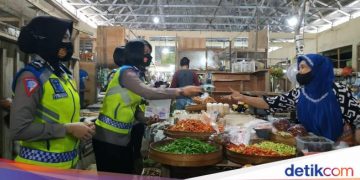 Aksi Srikandi Tangguh Pacitan Sapa dan Bagi Masker di Pasar