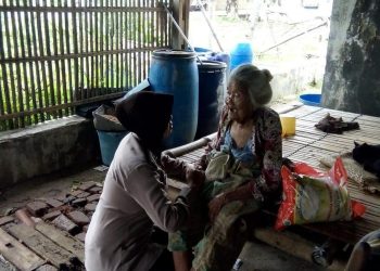Cerita soal Polwan Rohimah, Pengasuh Nenek Sebatang Kara di Muara Gembong