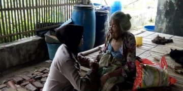 Cerita soal Polwan Rohimah, Pengasuh Nenek Sebatang Kara di Muara Gembong