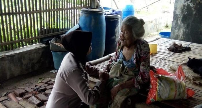 Cerita soal Polwan Rohimah, Pengasuh Nenek Sebatang Kara di Muara Gembong