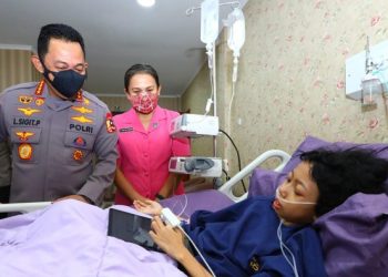 Kapolri Jenguk Bocah Penderita Tumor Tulang di RS Polri, Doakan Segera Sembuh