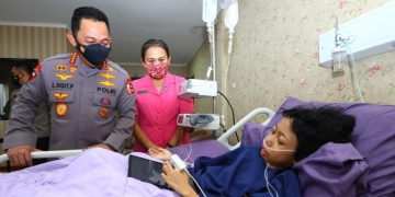 Kapolri Jenguk Bocah Penderita Tumor Tulang di RS Polri, Doakan Segera Sembuh