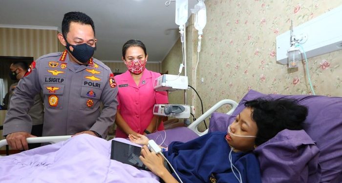 Kapolri Jenguk Bocah Penderita Tumor Tulang di RS Polri, Doakan Segera Sembuh