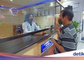 Hari Kartini, Polwan Ponorogo Pakai Kebaya saat Layani Pemohon SIM