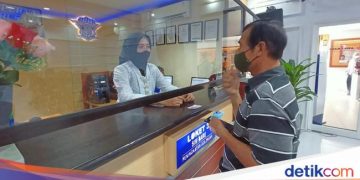 Hari Kartini, Polwan Ponorogo Pakai Kebaya saat Layani Pemohon SIM