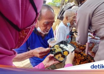 Ketika Istri Istri Polisi-Polwan Masak Patin untuk ODGJ-Lansia