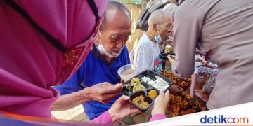 Ketika Istri Istri Polisi-Polwan Masak Patin untuk ODGJ-Lansia