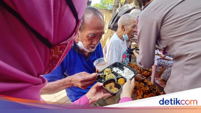 Ketika Istri Istri Polisi-Polwan Masak Patin untuk ODGJ-Lansia