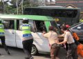 Aksi Polwan di Puncak Bogor Bantu Dorong dan Perbaiki Mesin Angkot Mogok