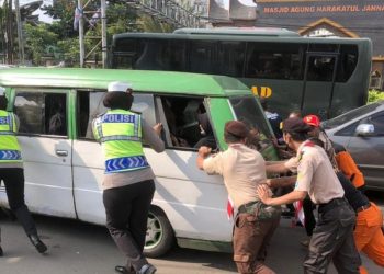 Aksi Polwan di Puncak Bogor Bantu Dorong dan Perbaiki Mesin Angkot Mogok